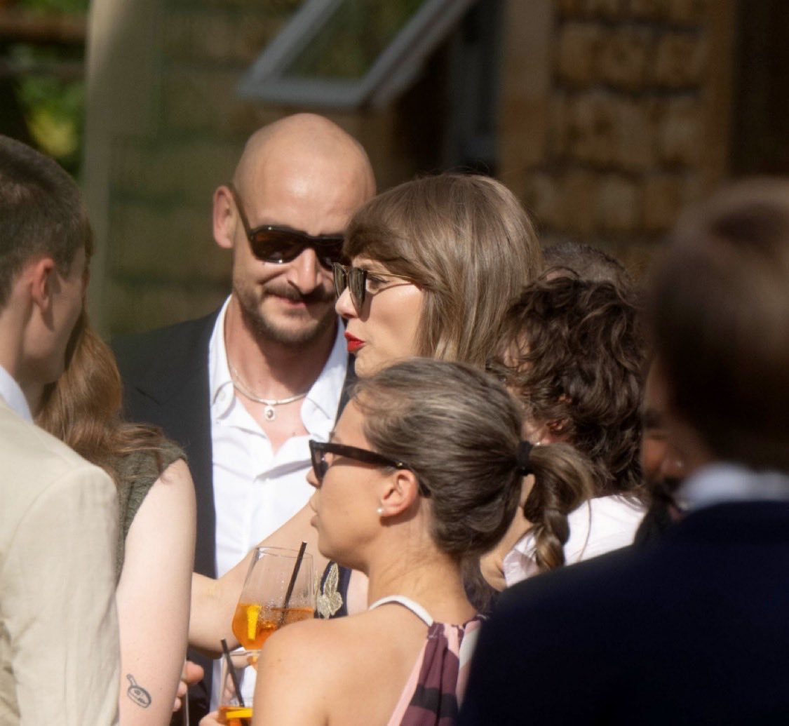 updatecultura's tweet photo. Taylor Swift e George Daniel, do The 1975 e marido de Charli xcx, em nova foto no casamento de Laura Sisk. https://t.co/ddhaOHtD4m