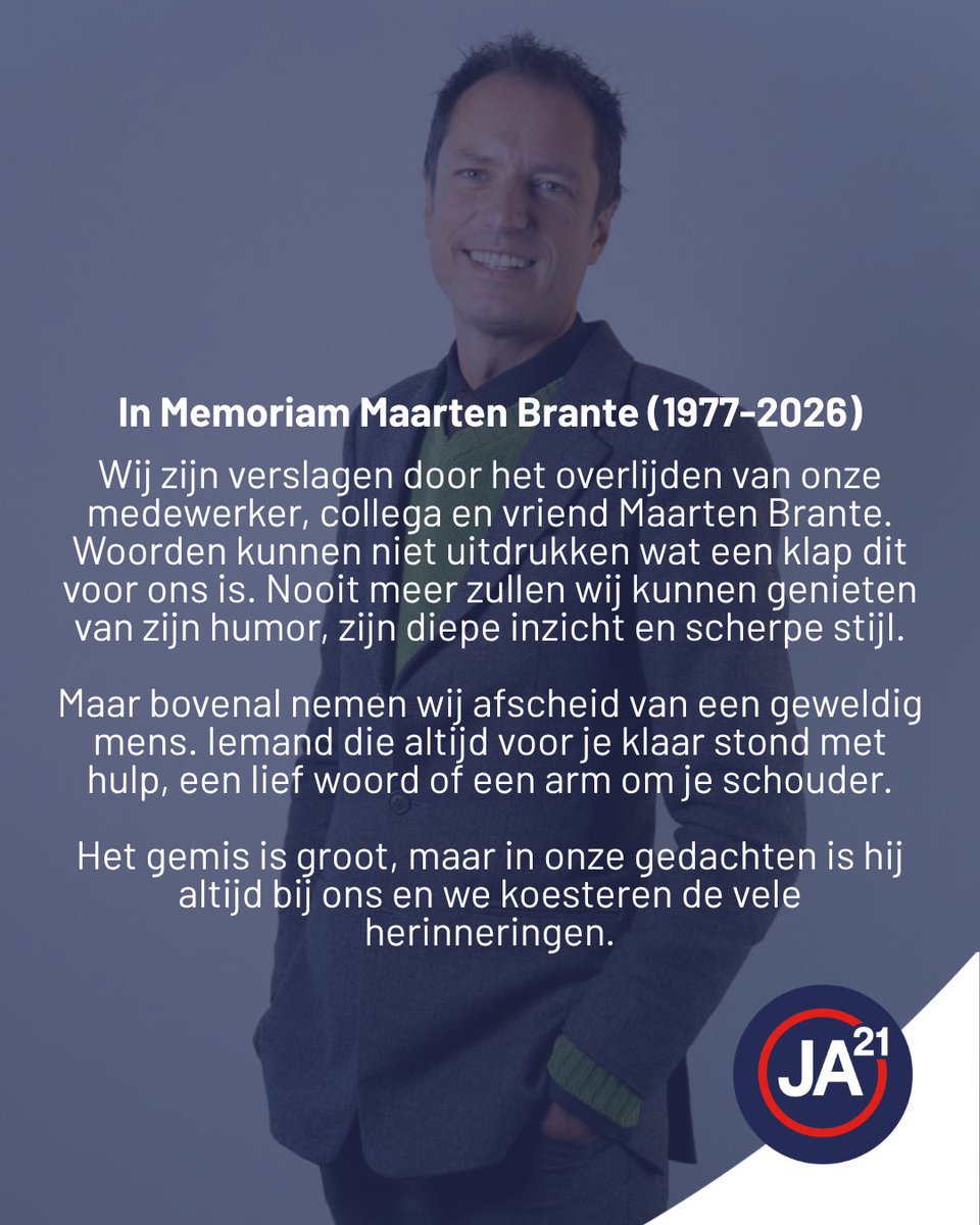 AmsterdamJa21's tweet photo. In Memoriam Maarten Brante (1977-2026)

Wij zijn verslagen door het overlijden van onze medewerker, collega en vriend Maarten Brante.
Woorden kunnen niet uitdrukken wat een klap dit voor ons is. Nooit meer zullen wij kunnen genieten van zijn humor, zijn diepe inzicht en scherpe stijl.

Maar bovenal nemen wij afscheid van een geweldig mens. Iemand die altijd voor je klaar stond met hulp, een lief woord of een arm om je schouder.

Het gemis is groot, maar in onze gedachten is hij altijd bij ons en we koesteren de vele herinneringen.