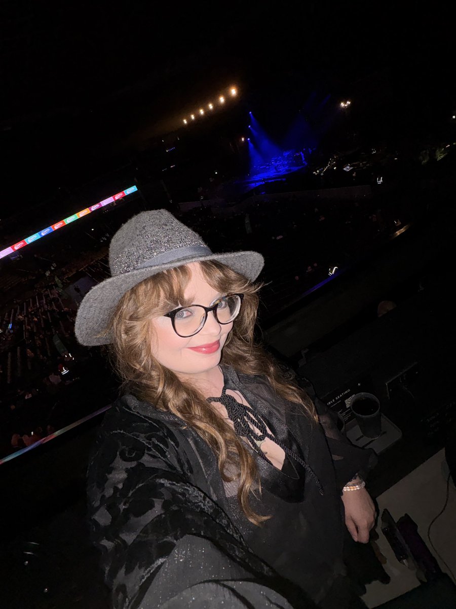 RobzRocking's tweet photo. Great night rocking with the some Vanpires last night 🧛🏼🎶

@hollywoodvamps @OVOHydro https://t.co/oIyoqYVgNT