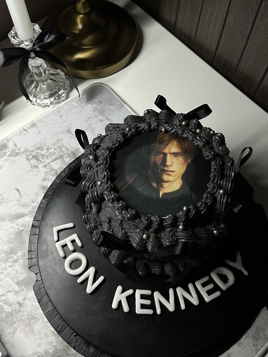 irosees1's tweet photo. Leon cake🖤✨ https://t.co/beDceyHXrF
