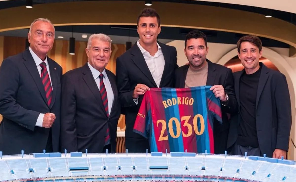 ReshadRahman's tweet photo. 🚨 How Rodri’s arrival to Barcelona started becoming a reality, behind-the-scenes: 

“It started in Costa Brava in late July, when Rodri was there for Dani Codina’s wedding. During the trip, though, he asked for help finding a very discreet place for lunch, stressing that he needed to go completely unnoticed” 🕵🏻‍♂️💥

“He was directed to Can Pitu, a small, traditional restaurant in Begur away from the main tourist areas. Rodri arrived first and took a table…and few minutes later, Deco walked in” 🍽️ 

“That was the secret meeting that appears to have started Barcelona’s serious push for Rodri” ⚡️ 

“At that moment, Madrid believed they were favourites to sign him, with some inside Madrid even viewing the deal as practically done” 👀 

“Then, around Codina’s wedding on July 25, word began spreading among guests that Rodri had changed his mind: he wanted Barça” @TheAthleticFC #Transfers 🇪🇸💙❤️