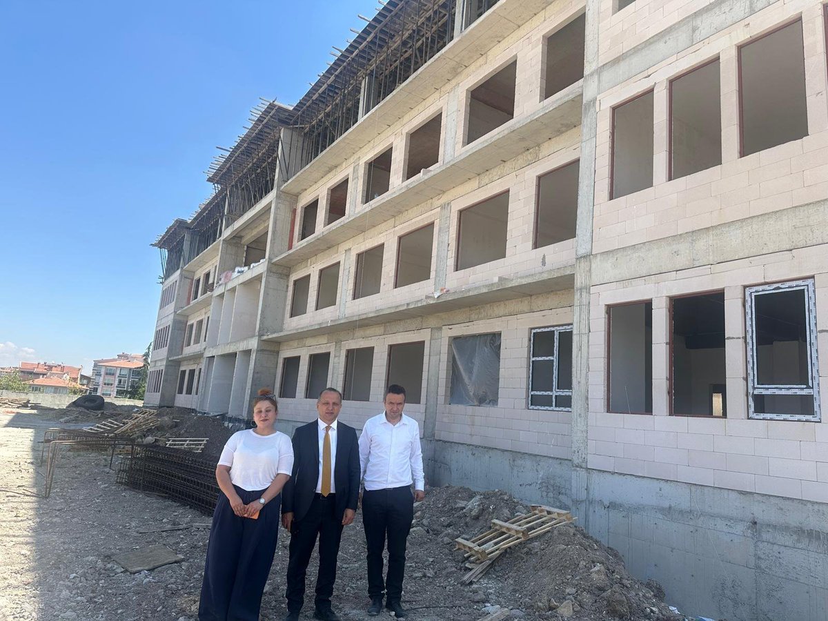 KeciorenMEM's tweet photo. İlçemizde Yapımı Devam Eden Okul İnşaatlarına Ziyaret

İlçe Millî Eğitim Müdürümüz Sayın İbrahim Şahin, Şube Müdürümüz Hakan Dinçer ile birlikte ilçemizde yapımı devam eden okul inşaatlarını ziyaret ederek çalışmaları yerinde inceledi.

İnşaatların mevcut durumu ve yürütülen çalışmalar hakkında yetkililerden bilgi alan İlçe Millî Eğitim Müdürümüz Sayın Şahin, eğitim yatırımlarının planlanan takvim doğrultusunda tamamlanmasının önemine dikkat çekerek çalışmalarında yetkililere ve çalışanlara kolaylıklar diledi.
@ibrahimsah61 @Murat4Kucukali @MemAnkara @tcmeb