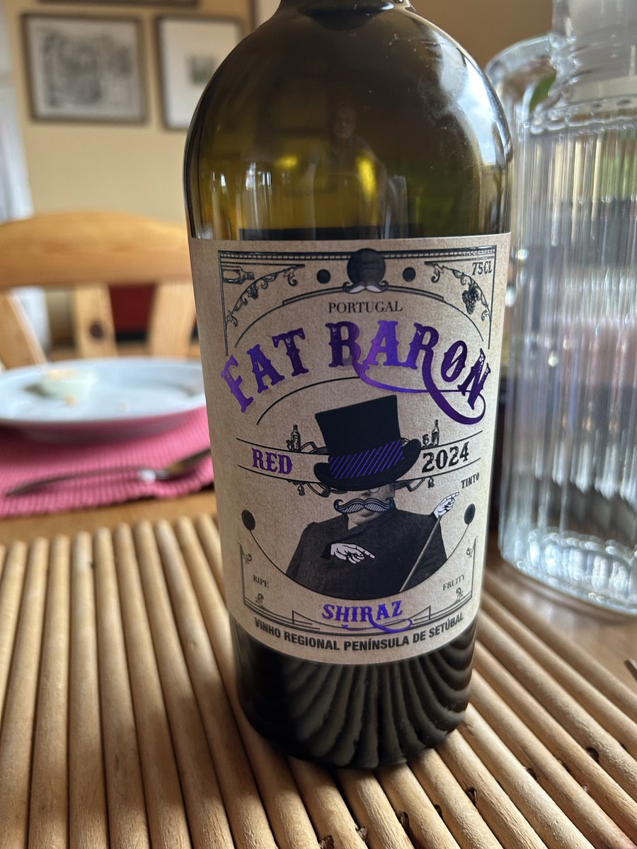 Chris_Brussels's tweet photo. Whether slim or fat – I’m sure I’ll warm to this aristocrat with the whimsical name Fat Baron. 👍

Happy evening everyone. 🙋‍♂️

🍷🇵🇹 #FatBaron #Setubal #Portugal https://t.co/vrT9UiU98Z