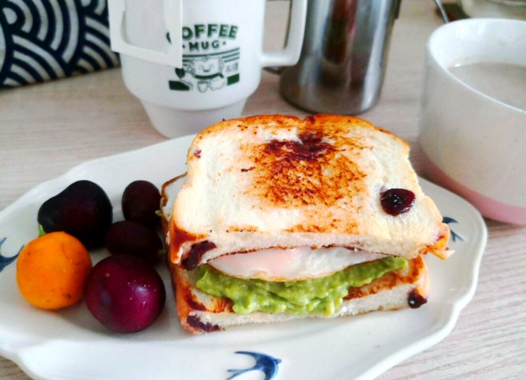 localbikerepair's tweet photo. Sunny brunch hits different! Creamy avocado toast with a side of fresh berries and a warm latte—perfect lazy weekend fuel. https://t.co/JU00bTbdZ0
