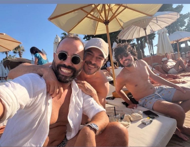 GMengiman's tweet photo. Eski dostlar,güzel anılar ve bitmeyen yaz enerjisi! BurakDeniz ve yakın arkadaşları Ali Özdil ve Mertcan Küçükörs Çesme'de çocukluk arkadaşlarıyla bir araya gelip böyle içten gümsemek...Ortamın samimiyeti ekrandan taştı resmen! 🤍☀️🌊
#BurakDeniz 🧿✨️ https://t.co/ozAZrC35QS