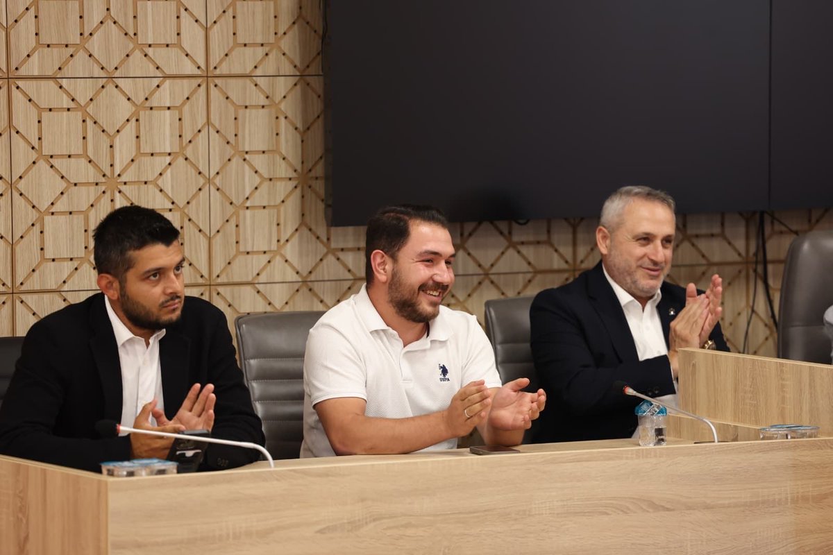 Ak_GencSile's tweet photo. AK Parti Şile Gençlik Kolları olarak; İlçe Başkanlığımız ve Kadın Kolları Başkanlığımızın ortak katılımıyla Şile Belediyesi Başkan Vekili Sacit Terzi’ye makamında bir ziyaret gerçekleştirdik. 

Ziyaretimiz kapsamında ilçemizde yürütülen projeler ve gençliğe yönelik çalışmalar üzerine kıymetli fikir alışverişlerinde bulunduk. Gösterdikleri yakın ilgi, nazik ev sahipliği ve samimi rehberlikleri için Başkan Vekilimiz Sacit Terzi’ye teşekkür eder, çalışmalarında başarılar dileriz. 👏

@iahmettt 

#AKPartiŞile #AKGençlik #ŞileBelediyesi #BirlikteDahaGüçlü 🇹🇷