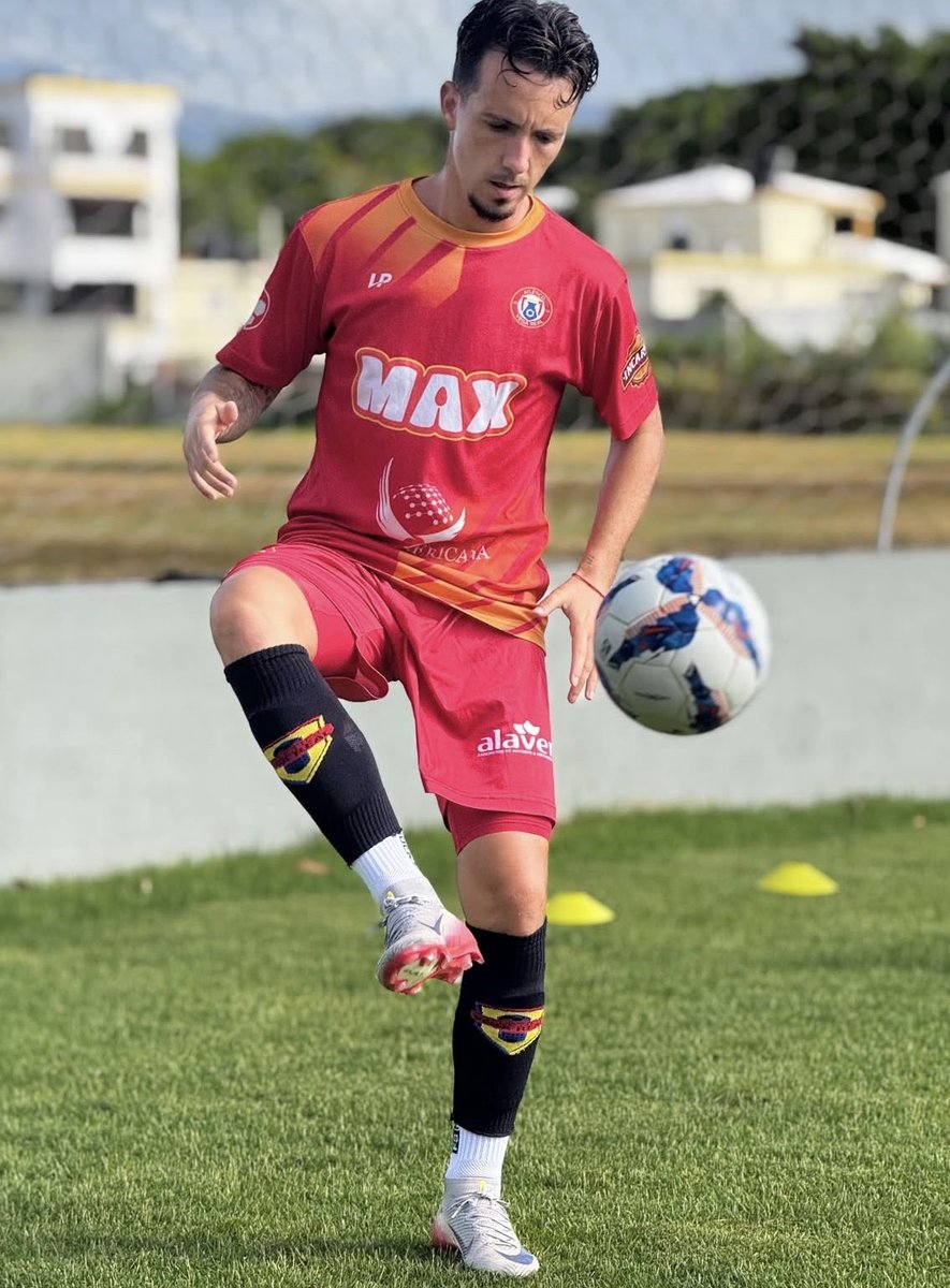 EliteInternacSA's tweet photo. 🌴⚽️ @RamonGarciaRG4 sigue a tope con el @atlvegareal afinando la puesta a punto antes de comenzar la liga en la Primera División de República Dominicana. 🇩🇴🔥

Un nuevo país, un nuevo fútbol y un reto enorme por delante para seguir creciendo y dejando huella.

¡A por todas! 🚀 https://t.co/piEQiaezua