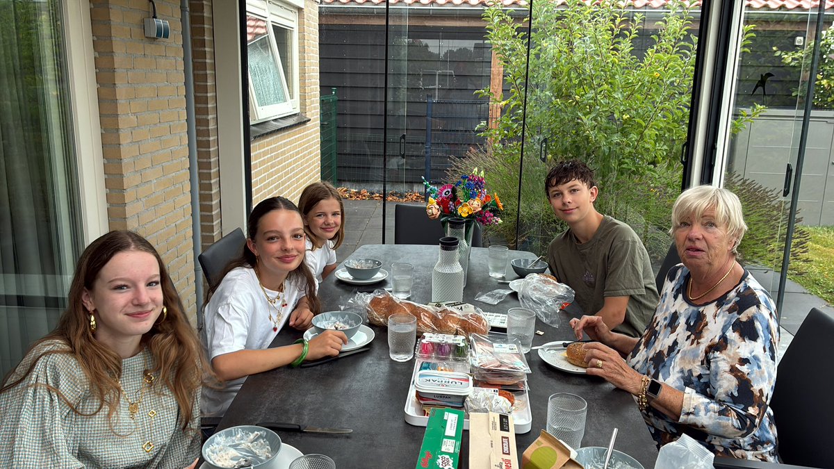 AptrootC's tweet photo. Weer kleinkinderen te logeren bij ons in Friesland, deze week 4. Wat een gezelligheid en heerlijke drukte in huis. Oma Heleen geniet. Ik ook. https://t.co/Kr5D9PWdgF