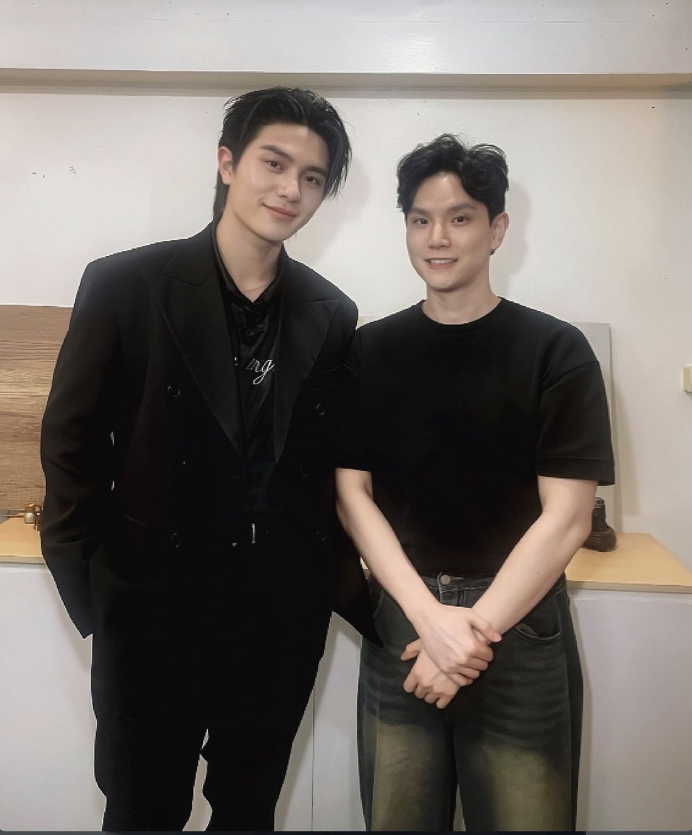 valcrazyforWE's tweet photo. Vongvariit Arriyavat, the founder of Climax Media Thailand posted d a pic with William 😭🤏🏻

William did his live session and photographies for the promo of Flashback there 🤍

#williamjkp https://t.co/gVjwdqxUxO