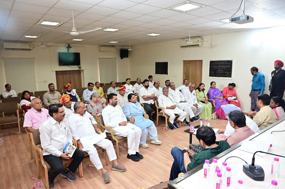 SiddhuVijender's tweet photo. नगर निकाय चुनाव को लेकर आज जयपुर स्थित प्रदेश कांग्रेस समिति (PCC) में आयोजित महत्वपूर्ण बैठक में सहभागिता की।
चुनाव तैयारियों की समीक्षा के साथ-साथ हर वार्ड और बूथ स्तर पर पार्टी को अभेद्य बनाने की रणनीति पर विस्तृत मंथन हुआ। सभी वरिष्ठ नेताओं और कार्यकर्ताओं ने एक स्वर में पूरी ऊर्जा और एकजुटता के साथ मैदान में उतरने तथा पार्टी का परचम लहराने का दृढ़ संकल्प लिया है।
#RajasthanCongress #LocalBodyElections #PCCJaipur  #CongressVijay