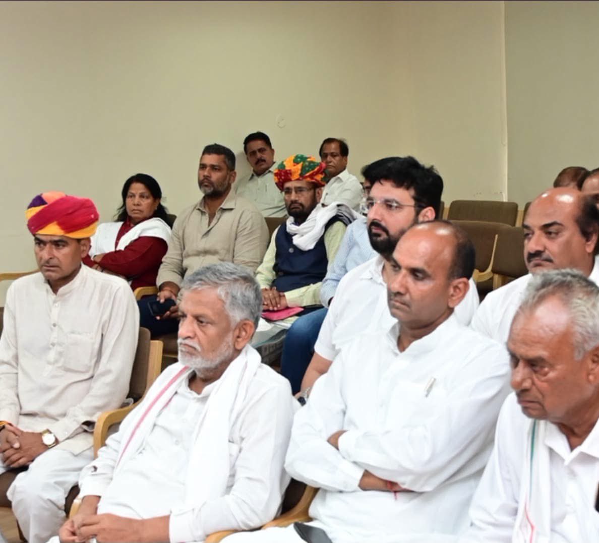 SiddhuVijender's tweet photo. नगर निकाय चुनाव को लेकर आज जयपुर स्थित प्रदेश कांग्रेस समिति (PCC) में आयोजित महत्वपूर्ण बैठक में सहभागिता की।
चुनाव तैयारियों की समीक्षा के साथ-साथ हर वार्ड और बूथ स्तर पर पार्टी को अभेद्य बनाने की रणनीति पर विस्तृत मंथन हुआ। सभी वरिष्ठ नेताओं और कार्यकर्ताओं ने एक स्वर में पूरी ऊर्जा और एकजुटता के साथ मैदान में उतरने तथा पार्टी का परचम लहराने का दृढ़ संकल्प लिया है।
#RajasthanCongress #LocalBodyElections #PCCJaipur  #CongressVijay