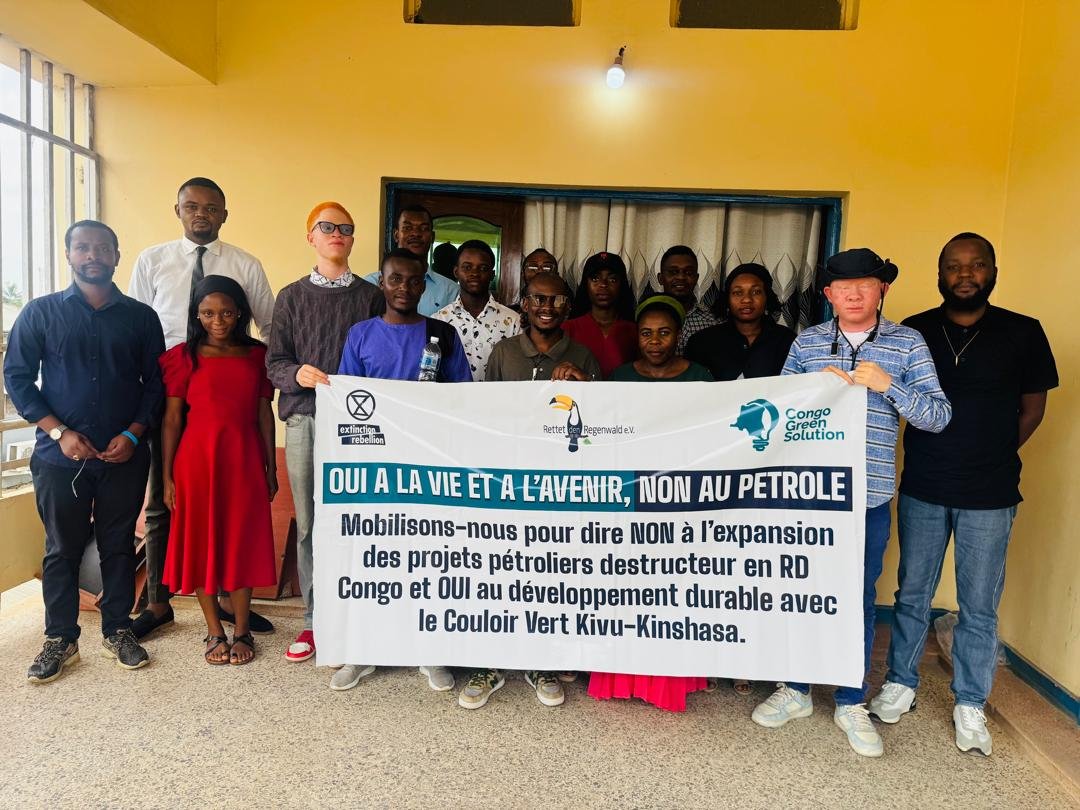 XRKisangani's tweet photo. Retour en images sur l’installation de XR dans la Tshopo, à Kisangani. 

Des Jeunes, femmes et hommes s’engagent pour la justice climatique, la protection du Bassin du Congo et sa biodiversité, face aux impacts des projets pétroliers et pour un développement durable. https://t.co/MmXpwaxWAs