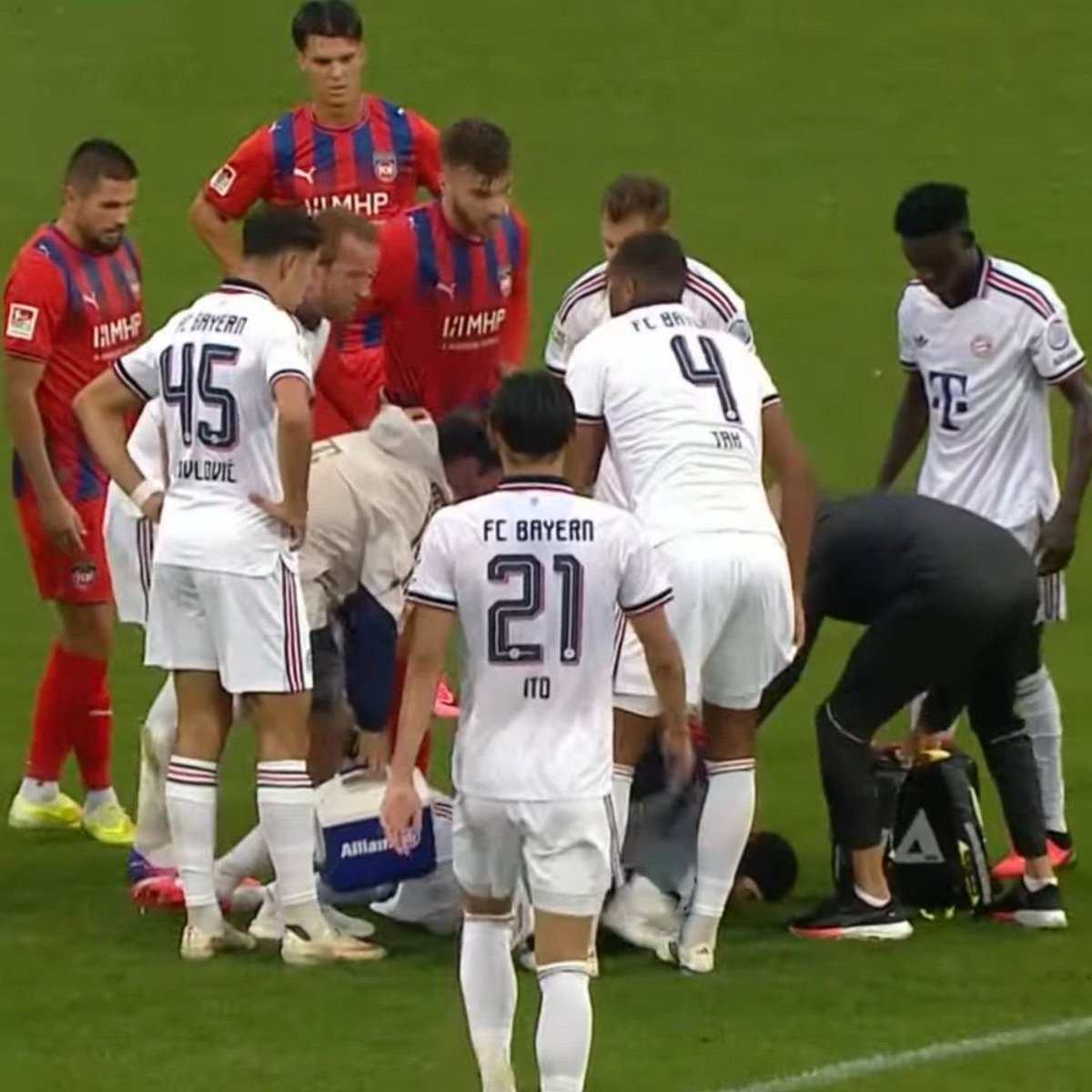 lnstantFoot's tweet photo. 🚨🚨 NOUVELLE FRAYEUR POUR JAMAL MUSIALA ! 😰🇩🇪 

L’Allemand s’est encore effondré en plein match amical et a dû quitter le terrain. 

Une scène inquiétante qui se produit déjà pour la deuxième fois durant cette pré-saison… https://t.co/nBqMinQpoS