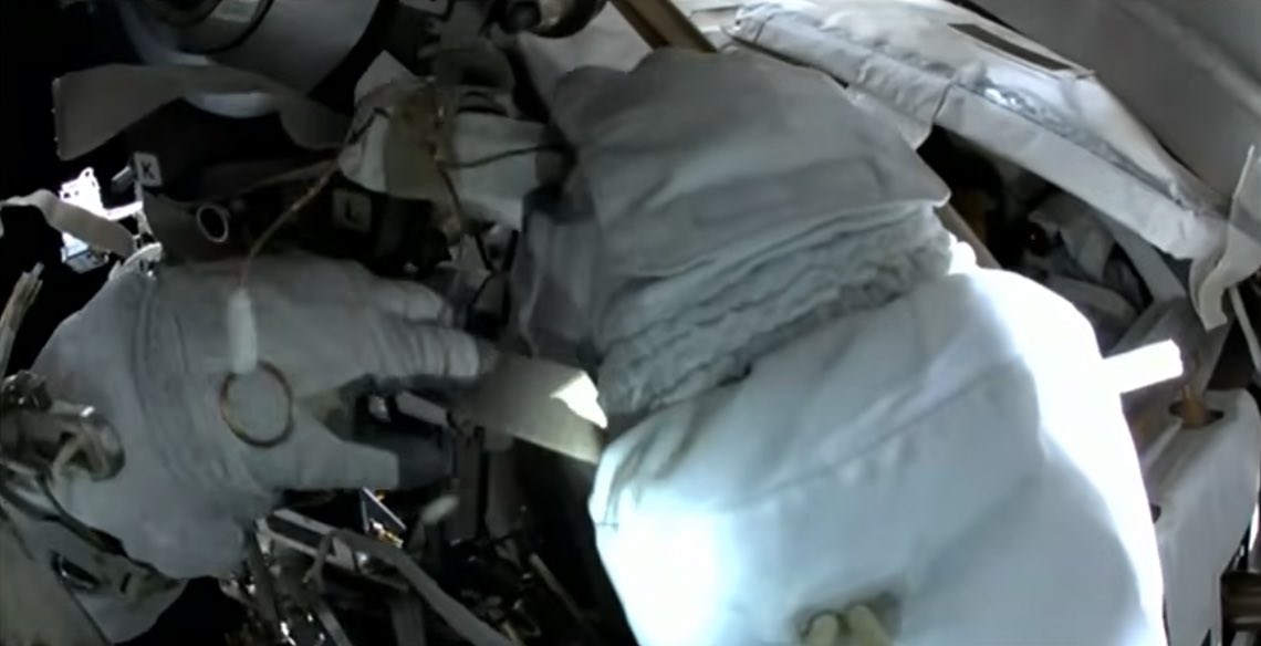 CNES's tweet photo. Le retrait de l’antenne ayant pris plus de temps que prévu, @Soph_astro la sécurise avec des sangles un peu comme un vélo sur le toit d’une voiture, afin qu’elle ne bouge pas d’ici là. 🔧

La prochaine EVA est prévue mardi prochain : on vous en reparle très bientôt ! @esa https://t.co/tVxpKsTU3X