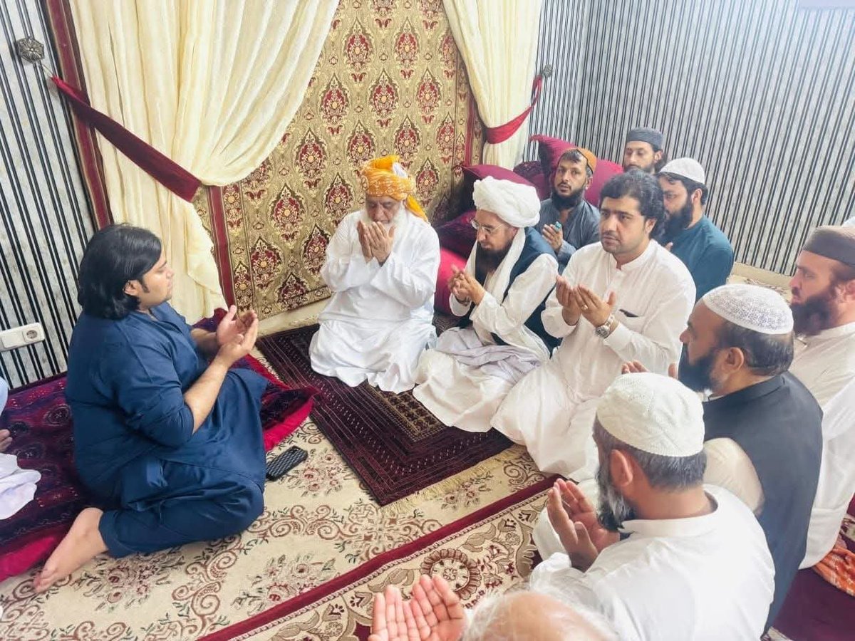 realikramnasim1's tweet photo. سابق ہندو مذہب سے تعلق رکھنے والے ساغر چاولہ قائد جمعیت مولانا فضل الرحمان کے دستِ مبارک پر مشرف بہ اسلام ہو گئے۔

 مولانا فضل الرحمان نے نومسلم کو کلمہ توحید پڑھایا  اور اسلام کے بنیادی عقائد کی تعلیم دی۔
 مولانا فضل الرحمان نے نومسلم کا نام عبداللہ ساغر رکھ دیا اور انہیں دین اسلام پر ثابت قدم رہنے کی دعاء دی۔

 اس موقع پر مولانا فضل الرحمان نے نومسلم کو مبارکباد بھی پیش کی۔

اس پروقار تقریب میں مفتی مصباح الدین ایم این اے، اقبال اعوان، مفتی زاہد شاہ، ڈاکٹر ضیاء الرحمان، مفتی عبدالشکور، احمد سعید، نصیب اللہ خان کاکڑ، ضیاء اللہ، زبیر عباسی، سیف اللہ عثمانی، ملک سفیر عالم اور دیگر معزز شخصیات موجود تھیں۔