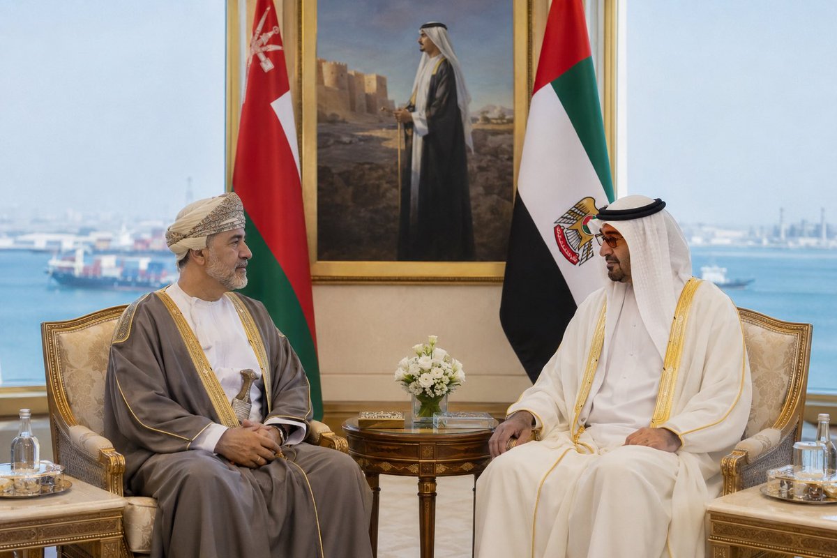 bilarakib's tweet photo. سلطان عُمان في أبوظبي… معركة ما بعد فتح هرمز

بقلم: #ماريا_معلوف – #واشنطن

زيارة السلطان هيثم بن طارق إلى أبوظبي لا يمكن فصلها عن المفاوضات التي تقودها مسقط مع طهران حول مضيق هرمز. فالزيارة جاءت في لحظة تحاول فيها عُمان تثبيت دورها كوسيط، بينما تريد إيران تحويل أزمة الملاحة إلى نفوذ سياسي وأمني، وتتحرك الإمارات لمنع تكريس أي معادلة جديدة على حساب أمن الخليج.

من واشنطن، تبدو المسألة أكبر من إعادة فتح ممر بحري. النقاش الحقيقي يدور حول شكل هرمز في اليوم التالي للأزمة، ومن سيملك القدرة على وضع قواعد المرور فيه.
المفاوضات العُمانية–الإيرانية وصلت إلى بحث ترتيبات عملية للملاحة، من بينها تحديد مسارات آمنة للسفن. كما طُرحت صيغ تمنح إيران دوراً في الإشراف على السفن الداخلة إلى الخليج، مقابل دور عُماني على المسار الخارج منه، بالتوازي مع نقاش حول رسوم أو مساهمات مالية مرتبطة بالعبور.

وهنا يبدأ القلق الأميركي والخليجي.

واشنطن لا تريد أن تنتهي الأزمة باعتراف عملي بحق طهران في فرض ثمن سياسي أو مالي مقابل حرية الملاحة. فذلك سيعني أن إيران استطاعت تحويل التهديد إلى مكسب، وأن تعطيل واحد من أهم شرايين الطاقة في العالم أصبح وسيلة للحصول على امتيازات عند طاولة التفاوض.
بالنسبة إلى أبوظبي، القضية أكثر حساسية. الإمارات اتهمت إيران أخيراً بالوقوف وراء هجمات استهدفت سفينتين تابعتين لأدنوك في هرمز. ولذلك فإن أي ترتيبات مستقبلية للمضيق تمس مباشرة أمن الإمارات واقتصادها وصادراتها النفطية.

من هنا تكتسب زيارة السلطان هيثم إلى الشيخ محمد بن زايد أهميتها السياسية. لم يُعلن عن اتفاق إماراتي–عُماني خاص بهرمز، لكن من الصعب تصور أن المفاوضات مع طهران ومستقبل الملاحة لم يكونا في صلب الحسابات الإقليمية المحيطة باللقاء.
عُمان تريد إنجاح وساطتها ومنع مواجهة أوسع. الإمارات تريد ضمانات حقيقية لحرية الملاحة. أما إيران فتحاول الاحتفاظ بأكبر قدر ممكن من النفوذ الذي منحته لها الأزمة.

وهذه تحديداً هي النقطة التي تراقبها واشنطن.
الإدارة الأميركية تستطيع دعم وساطة تعيد الملاحة وتخفض التصعيد، لكنها لن تنظر بالطريقة نفسها إلى تسوية تمنح إيران سلطة دائمة على حركة السفن أو عوائد إلزامية مقابل عبورها.
لذلك فإن معركة هرمز المقبلة قد لا تكون حول إغلاق المضيق أو فتحه، بل حول القواعد التي ستحكمه بعد فتحه.
نجاح الوساطة العُمانية سيكون مهماً إذا أعاد حرية الملاحة من دون شروط. أما إذا تحولت التسوية إلى اعتراف بنفوذ إيراني جديد، فستكون طهران قد حصلت عبر الأزمة على ما لم تستطع الحصول عليه قبلها.
وهنا تلتقي مصلحة أبوظبي مع الحسابات الأميركية: الحوار مطلوب، وخفض التصعيد ضروري، لكن حرية الملاحة ليست امتيازاً تمنحه إيران، وأمن الخليج لا يمكن أن يصبح ثمناً لتسوية مع طهران.
لهذا، فإن زيارة سلطان عُمان إلى أبوظبي ليست مجرد محطة دبلوماسية. إنها جزء من المعركة السياسية التي بدأت بالفعل حول شكل هرمز في اليوم التالي.
