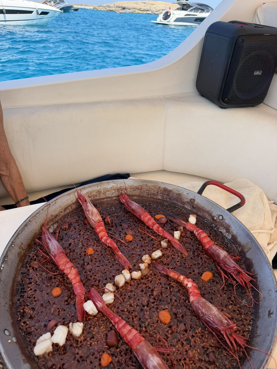 vitoquiles's tweet photo. Lo único rojo que me gusta. 

Feliz verano desde Formentera, españolada. https://t.co/m3SygdZiyG