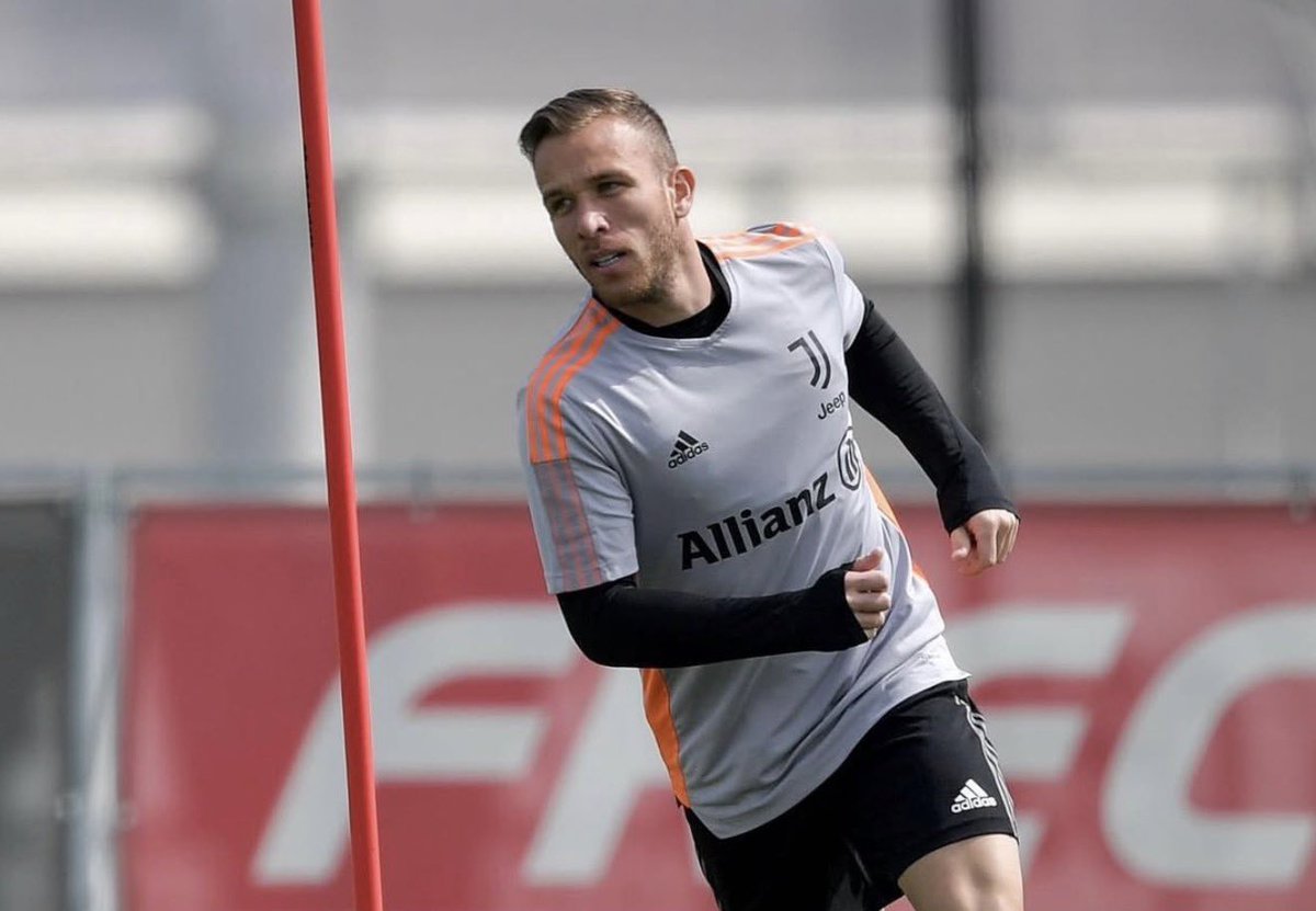 FabrizioRomano's tweet photo. 🚨🇧🇷 Juventus have offered Arthur Melo the possibility to terminate the contract on mutual agreement.

Details of the deal being discussed as if done before the end of August, Arthur could join new club as free agent. https://t.co/3FaWqGH8N3