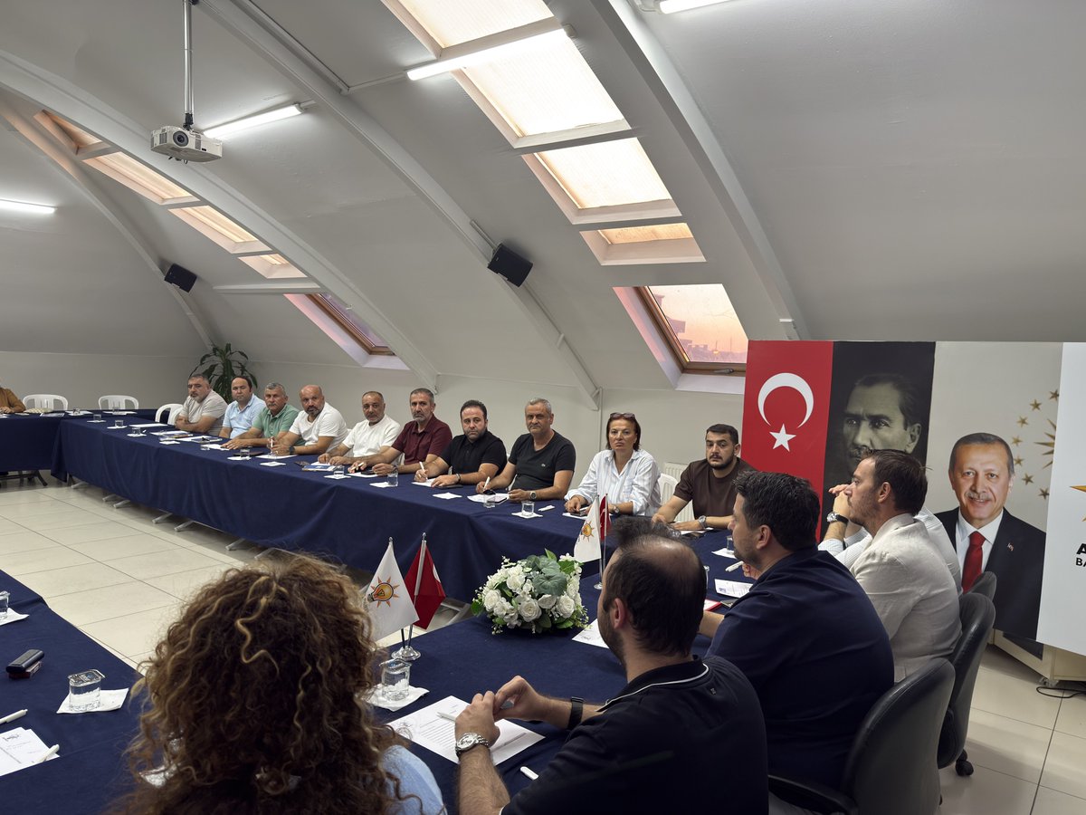 AKBahcelievler's tweet photo. İlçe Başkanımız Sn. @MimEmrahParlak başkanlığında; İl Koordinatörümüz Sn. @cagricayli_ ‘nın katılımlarıyla haftalık olağan Yönetim Kurulu toplantımızı gerçekleştirdik. 

Alınan kararların teşkilatımız ve ilçemiz adına hayırlara vesile olmasını temenni ediyoruz. 🤝 https://t.co/M5OpezSOKg