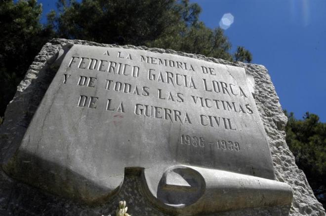 Dario_Madrid_F's tweet photo. El 18 de agosto de 1936, hoy hace noventa años, fue fusilado en un camino que partía del pueblo granadino de Víznar Federico García Lorca. Durante la Guerra Civil fueron fusilados otros escritores como Pedro Muñoz Seca, Ramiro de Maeztu, Manuel Bueno Bengoechea,…, pero al haber sido asesinados por milicianos republicanos el gobierno de Pedro Sánchez no les presta atención ni les proporciona el merecido recuerdo que por supuesto debe tener García Lorca.

Noventa años después, el asesinato de Federico García Lorca sigue sin tener una versión única y definitiva. Vamos a centrarnos en dos de ellas:

La versión de Ian Gibson

Según su versión, el 11 de julio de 1936 Lorca se encontraba en Madrid, donde cenó en casa de Pablo Neruda con motivo del treinta y dos cumpleaños del escritor chileno, y la noche siguiente con los poetas Dámaso Alonso, Pedro Salinas y Jorge Guillén, a quienes leyó una obra recién terminada, La casa de Bernarda Alba. A estos amigos les comentó que, ante la situación de violencia que se vivía en Madrid, tenía pensado viajar a su ciudad natal, Granada.

Al día siguiente, cuando se cometieron los asesinatos del teniente Castillo y de Calvo Sotelo, el escritor granadino compró los billetes de tren para Granada, donde era alcalde su cuñado, Manuel Fernández Montesinos. Pasada una semana de su llegada, los partidarios del alzamiento se hicieron con el poder en la ciudad, tanto en el Ayuntamiento como en el Gobierno Civil, y el 20 de julio toda Granada quedó en poder del bando sublevado.

Siguiendo el consejo de familiares y amigos, García Lorca decidió que lo más seguro era abandonar su domicilio y se refugió en casa de Luis Rosales, familia en la que había destacados miembros de Falange. A pesar de encontrarse en un lugar en teoría seguro, el 16 de agosto se presentaron varios agentes de la Guardia Civil, lo detuvieron y lo trasladaron al Gobierno Civil, donde permaneció dos días. Según Gibson, la detención respondió fundamentalmente a motivos políticos: la vinculación de Lorca con el entorno republicano y socialista granadino, y en particular con su cuñado Fernández Montesinos.

La denuncia procedía de Ramón Ruiz Alonso, exdiputado de la CEDA, que lo acusaba de espía soviético y de homosexual. Pese a las gestiones de Luis Rosales para lograr su liberación, García Lorca fue trasladado al pueblo de Víznar, y en la madrugada del 18 de agosto fue sacado del lugar donde lo tenían encerrado y fusilado, junto a otras tres personas (los banderilleros anarquistas Francisco Galadí y Joaquín Arcollas, y el maestro Dióscoro Galindo González), en el camino que va de Víznar al vecino pueblo de Alfacar.

La versión de Miguel Caballero Pérez: el detalle de la detención en casa de los Rosales

El investigador granadino Miguel Caballero Pérez, autor de Las trece últimas horas en la vida de García Lorca (2011), sostiene que el origen de la persecución habría que buscarlo menos en la política y más en una enemistad personal y familiar, protagonizada por la llamada "familia Roldán", que se remontaría a años antes de la guerra. Caballero apunta además, como hipótesis adicional y más especulativa, que esa enemistad podría haberse visto agravada por La casa de Bernarda Alba, obra que Lorca no llegó a estrenar en vida pero que sí leyó de forma privada a allegados semanas antes de su muerte, y que algunos biógrafos consideran inspirada en personajes reales del entorno granadino.

Según la investigación de Caballero, los Roldán eran primos de los García Lorca y mantenían con ellos una enemistad de larga data, alimentada en parte por rencillas económicas: el padre del poeta, Federico García Rodríguez, era descrito por Caballero como un hombre de negocios que había mantenido intensas luchas de poder e intereses con esa rama de la familia.

El detonante inmediato, según Caballero, se produjo el 9 de agosto de 1936, cuando un grupo armado irrumpió en la Huerta de San Vicente, la finca familiar donde residía el poeta. Ese grupo estaba compuesto, según su reconstrucción, por dos de esos primos, Miguel y Horacio Roldán. Durante el registro llegaron a maltratar al padre del poeta. Fue precisamente a raíz de ese episodio cuando la familia decidió que Federico debía refugiarse, ya de forma permanente, en casa de los hermanos Rosales (José, fundador y jefe provincial de Falange en Granada, y Luis, también falangista y poeta amigo de Lorca), en la creencia de que allí estaría a salvo: nadie se atrevería a entrar en casa de una familia falangista tan destacada para detener a alguien.

El teniente coronel de la Guardia Civil Nicolás Velasco Simarro, que actuaba como secretario particular del gobernador civil Valdés Guzmán y que, en ausencia de este, ejercía de facto como gobernador durante buena parte de aquellos meses, mantenía una relación de cercanía personal con la familia Roldán. Caballero sostiene que Velasco Simarro se había reunido con los Roldán poco antes de la detención y que, aunque probablemente no ordenó personalmente el arresto, sí tuvo conocimiento previo de la intención de "molestar y amedrentar" al poeta, conocimiento que, para Caballero, resulta decisivo para entender por qué nadie frenó después el proceso.

Pese al refugio en casa de los Rosales, la tarde del 16 de agosto se presentaron allí Ramón Ruiz Alonso, Juan Luis Trescastro y Federico Martín Lagos con la intención de detener al poeta. Caballero matiza aquí un punto importante frente a la versión más difundida: sostiene que quien llevaba el protagonismo de la operación, Ruiz Alonso, no conocía en realidad las rencillas personales de los Roldán contra los Lorca, y que actuaba movido sobre todo por su propio deseo de restar poder y prestigio político a los hermanos Rosales, con quienes competía por el control de la insurrección en Granada. Es decir: para Caballero se entrecruzan dos motivaciones distintas, la venganza familiar de los Roldán, servida por la cercanía de Velasco Simarro al Gobierno Civil, y la pugna política de Ruiz Alonso contra los Rosales, y ambas convergen, casi por inercia, en la misma detención.

Otro matiz relevante de la tesis de Caballero: mientras Gibson sitúa a Lorca varios días detenido en el Gobierno Civil, Caballero afirma que el poeta permaneció allí solo unas horas antes de ser trasladado al centro de detención de la Colonia, en Víznar. Según su razonamiento, esa rapidez fue deliberada: de haber permanecido detenido más tiempo, la influencia y las gestiones de su padre, hombre con recursos y contactos, probablemente habrían logrado su liberación, algo que la prisa de la familia Roldán por resolver el asunto habría impedido.

Noventa años después, ni el lugar exacto de los hechos ni el móvil último de la detención cuentan con un consenso historiográfico definitivo, pero ambas versiones coinciden en un punto: el refugio en casa de los Rosales no bastó para salvar la vida del poeta.
