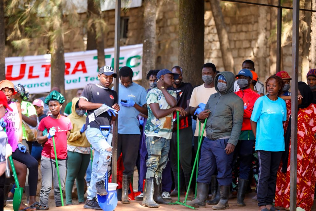 KBS_fc_8's tweet photo. 🔴 Kibera showed up &amp; cleaned up! 💪🏾🌍 Last season we made Bombolulu Orthodox shine this season we go bigger. With RUBiS Energy Kenya, Black Stars keep leading for a cleaner, safer, stronger community. The work continues, unity never stops.

#KiberaBlackStars #Rubis #Yamama https://t.co/4UqItG92c3