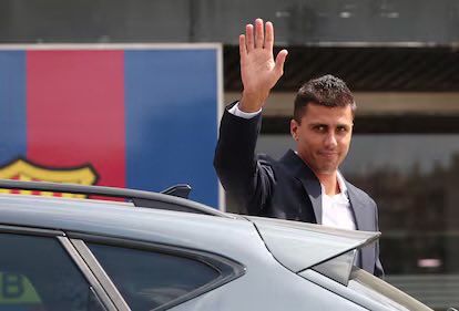 postunited's tweet photo. 🚨👀 LA REUNIÓN DE DECO CON RODRI QUE LO CAMBIÓ TODO

🍽️ Ambos coincidieron en un de Begur: Rodri llegó sin reserva y, minutos después, apareció el director deportivo del Barça

🤯 En ese momento, todas las informaciones situaban al centrocampista mucho más cerca de salir del City rumbo al Real Madrid

‼️ Rodri estaba de vacaciones en la Costa Brava por una boda

ℹ️ @polballus