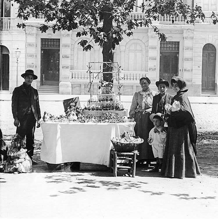 artamumu's tweet photo. Santiago de Chile. Alameda de  las Delicias, año 1905.
¿Qué están vendiendo (o exponiendo)? https://t.co/ejoD1eH1wd