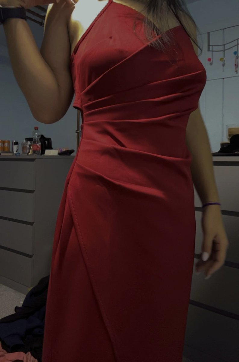 deer1906's tweet photo. Don’t know about this dress :( https://t.co/kZhGGF7qyk
