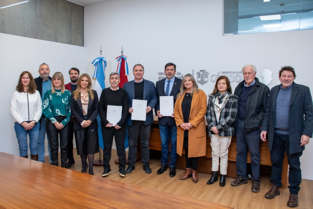 minsegcba's tweet photo. EDUCACIÓN VIAL EN LAS ESCUELAS: CÓRDOBA FORTALECE LA PREVENCIÓN

🔹El ministro de Seguridad, @QuinterosJP, y el ministro de Educación, @HAFerreyra, participaron de la firma del convenio junto al Consejo de Médicos de la Provincia de #Córdoba para implementar el programa “Educación Vial en las Escuelas”, con el objetivo de fortalecer la formación y concientización de toda la comunidad educativa.

📌La iniciativa articula educación, salud y seguridad para prevenir siniestros viales, promover el cuidado de la vida y formar ciudadanos responsables. Desde Seguridad se aportará asistencia técnica, capacitaciones y acciones de prevención a través de la Dirección General de Seguridad Vial y Policía Caminera.

🔹El programa contempla talleres para estudiantes de todos los niveles, capacitaciones para docentes, jornadas de sensibilización para familias y comunidades educativas, además del desarrollo de materiales pedagógicos y campañas de concientización.

✔️También participaron la directora general de Seguridad Vial, @LauraPedernera_, representantes de ambos ministerios, Policía Caminera y el Consejo de Médicos de la Provincia de Córdoba.