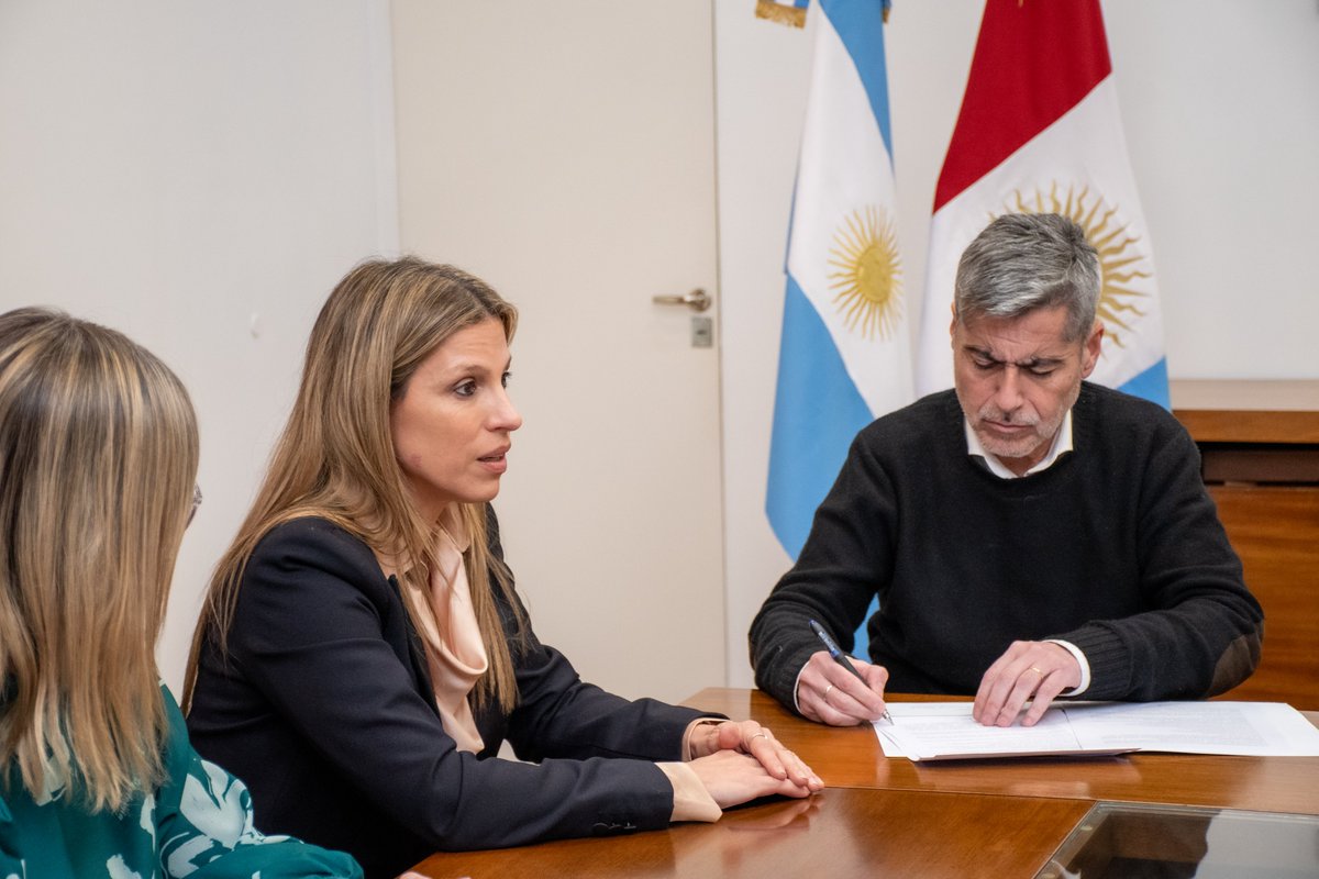 minsegcba's tweet photo. EDUCACIÓN VIAL EN LAS ESCUELAS: CÓRDOBA FORTALECE LA PREVENCIÓN

🔹El ministro de Seguridad, @QuinterosJP, y el ministro de Educación, @HAFerreyra, participaron de la firma del convenio junto al Consejo de Médicos de la Provincia de #Córdoba para implementar el programa “Educación Vial en las Escuelas”, con el objetivo de fortalecer la formación y concientización de toda la comunidad educativa.

📌La iniciativa articula educación, salud y seguridad para prevenir siniestros viales, promover el cuidado de la vida y formar ciudadanos responsables. Desde Seguridad se aportará asistencia técnica, capacitaciones y acciones de prevención a través de la Dirección General de Seguridad Vial y Policía Caminera.

🔹El programa contempla talleres para estudiantes de todos los niveles, capacitaciones para docentes, jornadas de sensibilización para familias y comunidades educativas, además del desarrollo de materiales pedagógicos y campañas de concientización.

✔️También participaron la directora general de Seguridad Vial, @LauraPedernera_, representantes de ambos ministerios, Policía Caminera y el Consejo de Médicos de la Provincia de Córdoba.