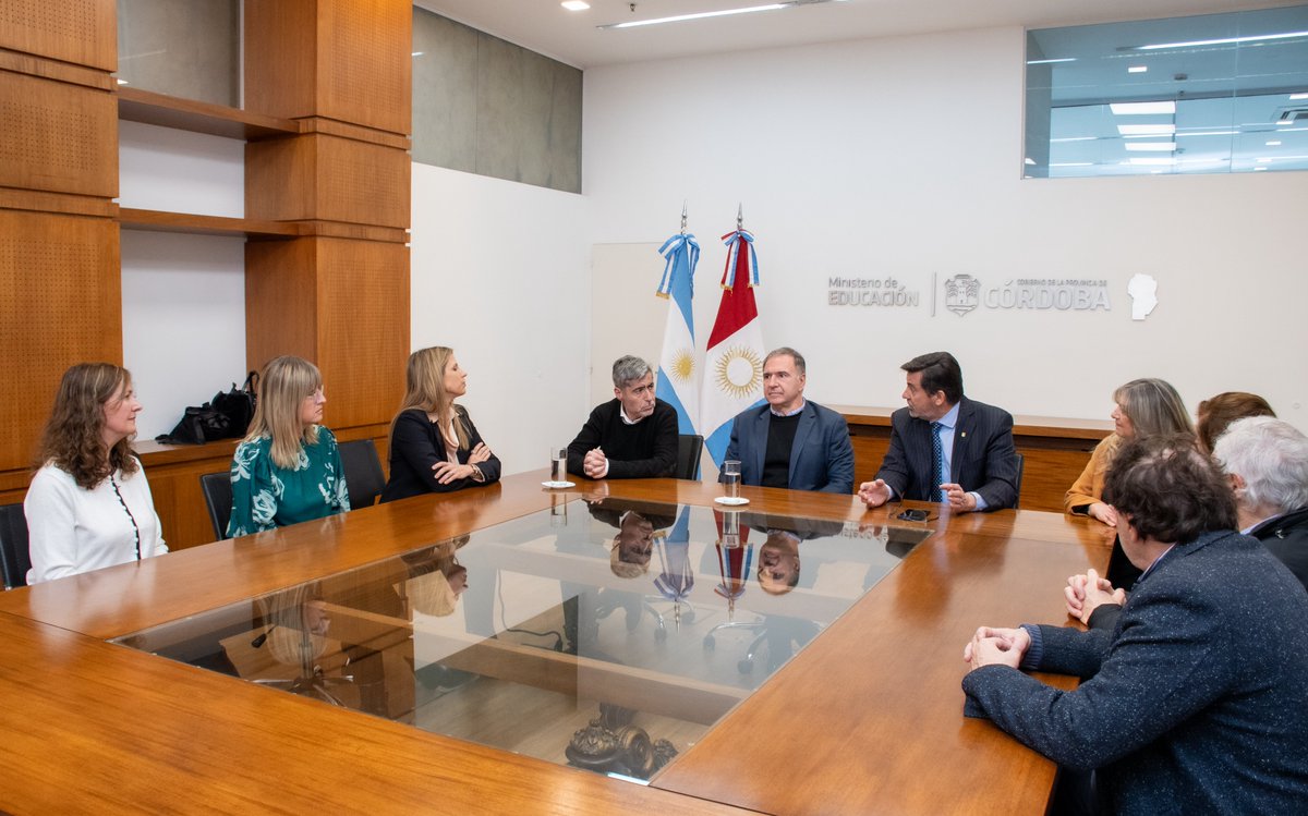 minsegcba's tweet photo. EDUCACIÓN VIAL EN LAS ESCUELAS: CÓRDOBA FORTALECE LA PREVENCIÓN

🔹El ministro de Seguridad, @QuinterosJP, y el ministro de Educación, @HAFerreyra, participaron de la firma del convenio junto al Consejo de Médicos de la Provincia de #Córdoba para implementar el programa “Educación Vial en las Escuelas”, con el objetivo de fortalecer la formación y concientización de toda la comunidad educativa.

📌La iniciativa articula educación, salud y seguridad para prevenir siniestros viales, promover el cuidado de la vida y formar ciudadanos responsables. Desde Seguridad se aportará asistencia técnica, capacitaciones y acciones de prevención a través de la Dirección General de Seguridad Vial y Policía Caminera.

🔹El programa contempla talleres para estudiantes de todos los niveles, capacitaciones para docentes, jornadas de sensibilización para familias y comunidades educativas, además del desarrollo de materiales pedagógicos y campañas de concientización.

✔️También participaron la directora general de Seguridad Vial, @LauraPedernera_, representantes de ambos ministerios, Policía Caminera y el Consejo de Médicos de la Provincia de Córdoba.