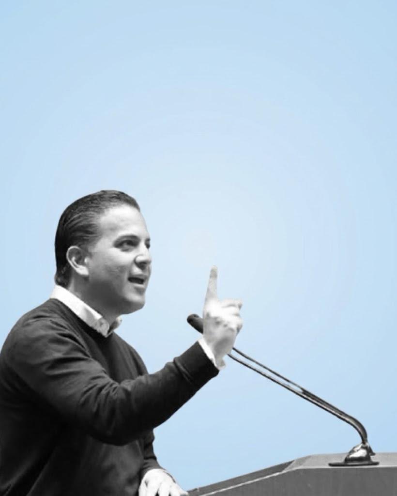 RevistaLaNacion's tweet photo. .@damianzepeda denuncia que Morena exhibe a periodistas, políticos y activistas críticos como si fueran enemigos del Estado, mientras impulsa lineamientos para regular contenidos; una combinación que amenaza la libertad de expresión y castiga a quien cuestiona al poder.

Lee más aquí: https://t.co/2Fx2nOcimv
