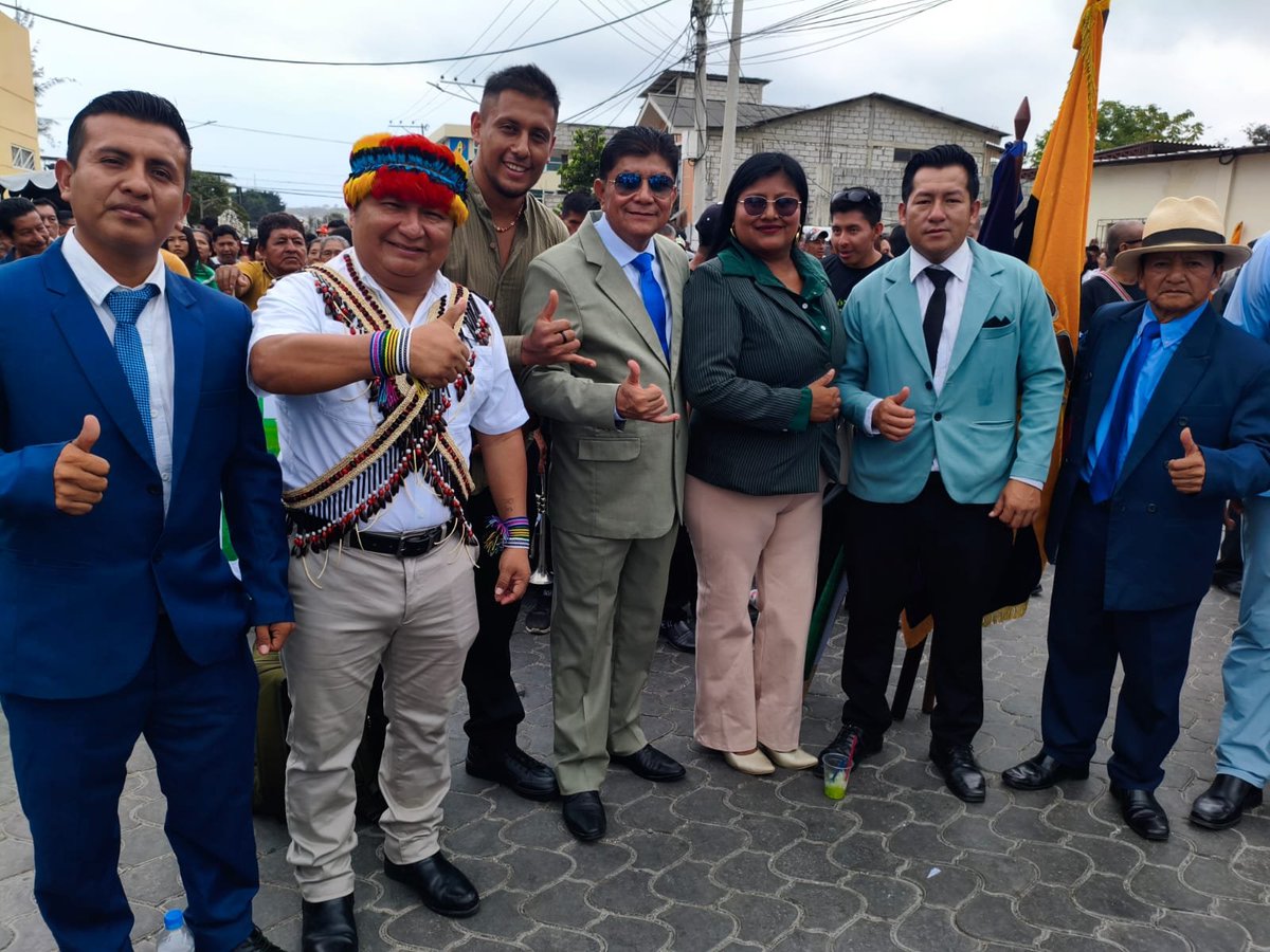 CONAIE_Ecuador's tweet photo. Marlon Vargas, presidente de la #CONAIE, participa junto a FEDECOMSE en el Desfile Cívico, Militar, Cultural y Estudiantil por las fiestas patronales de la Emperatriz Santa Elena.

Seguimos recorriendo los territorios, escuchando a nuestras comunidades y fortaleciendo la unidad. https://t.co/GCXWMgt3XB
