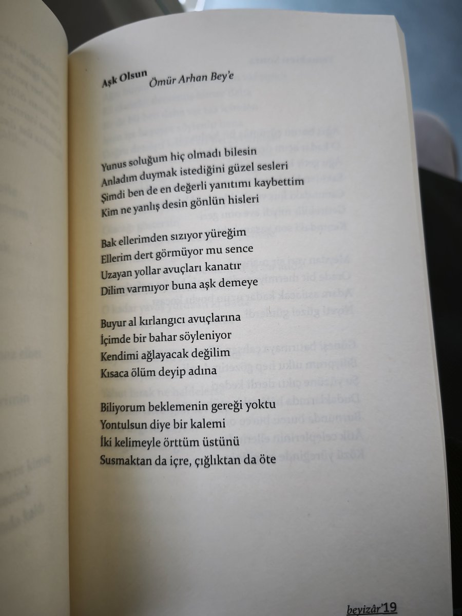 ziyakar's tweet photo. Beyizâr'da yirmi yaşın şiiriyle kırk yaşımın şiirini yanyana koyabilmişimdir. Dileğim hep önüme düşsün aştığı bütün yollar... https://t.co/Whg0b2Yqhr