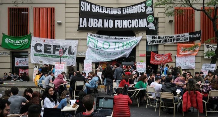 MARCELOFAVAOK's tweet photo. Y DALE CON LOS PAROS ‼️

Rige el paro universitario de cinco días: los gremios exigen al Gobierno el cumplimiento de la Ley de Financiamiento.

La medida de fuerza nacional arrancó este martes y se extenderá hasta el sábado. El reclamo también se centra en la recomposición salarial a trabajadores de las altas casas de estudio.