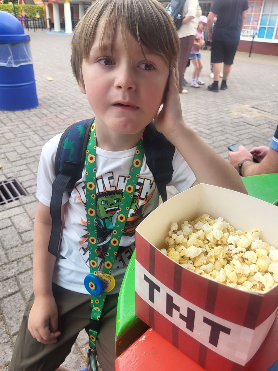 WWEOLDSCHOOL's tweet photo. @Minecraft #Mummyandson AJ-JERICHO was to busy just eating his popcorn lol 😆 https://t.co/Fd1YbSbpXP