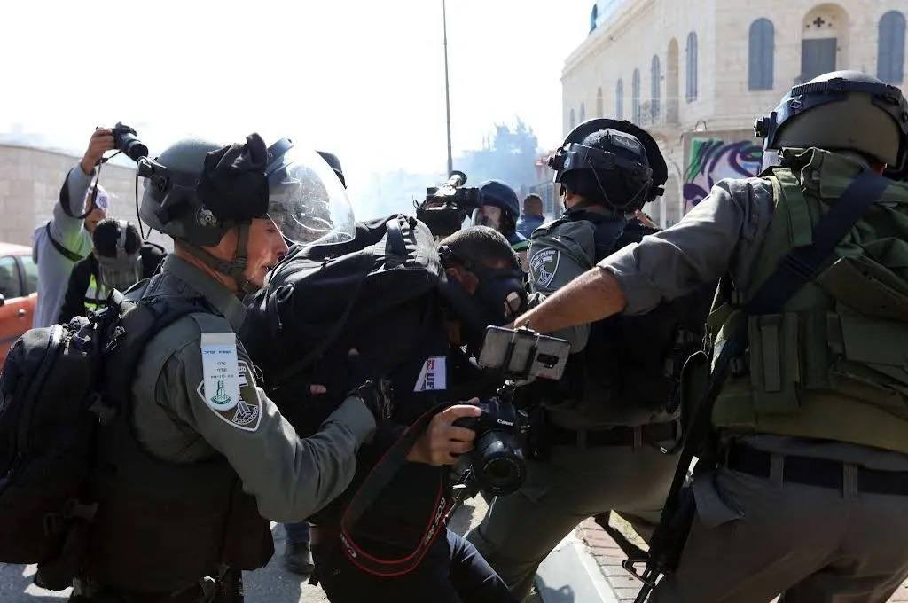 MustafaBarghou1's tweet photo. The Palestinian Journalists Syndicate documented 1,327 incidents of detention or denial of media coverage since 2023, showing a systematic Israeli effort to restrict journalism and conceal violations. https://t.co/vpUESttgQu