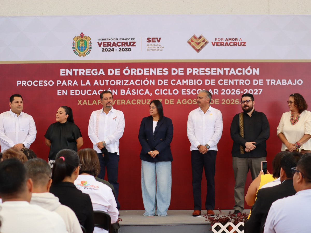 DesarrolloEduc4's tweet photo. La Subsecretaría de Desarrollo Educativo (SDE) participó en la entrega de órdenes de presentación para cambios de centro de trabajo en Educación Básica, ciclo escolar 2026-2027, brindando certeza al magisterio y fortaleciendo la educación pública.

#PorAmorAVeracruz https://t.co/O2tPdFUb2A
