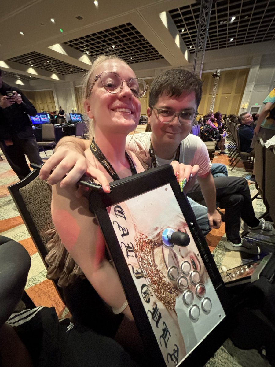 RahPekhans's tweet photo. after nearly ten years of friendship i finally have a second pic with @BlazingBocchi the king of the blazgreen setup https://t.co/p3xbkIJEWC