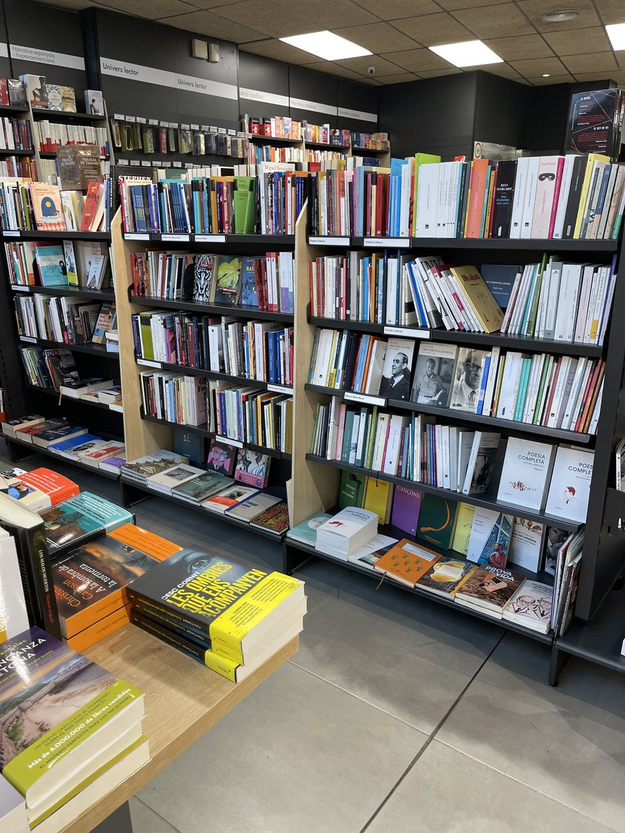 albacastillo45's tweet photo. Hacía mucho que no paseaba por una librería y compraba libros físicamente y no por Internet. 
Me he llevado 3❤️
#libros https://t.co/xTP7xAL42k