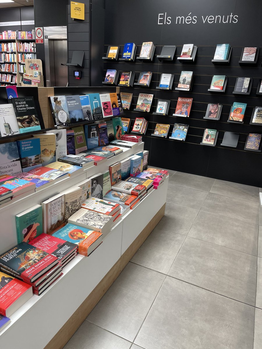 albacastillo45's tweet photo. Hacía mucho que no paseaba por una librería y compraba libros físicamente y no por Internet. 
Me he llevado 3❤️
#libros https://t.co/xTP7xAL42k