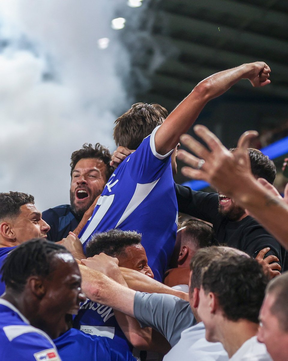 My_Cardiff's tweet photo. Our boss! He loves the City! ๐
#CityAsOne #Cardiff #CardiffCity #CardiffCityFC #CCFC #Bluebirds #CTID #KeepTheFaith #WeCanDoThis #LetsDOThis #SupportTheLads #BBM #BBMTrain #OnceABluebirdAwaysABluebird https://t.co/p950XsTJiN