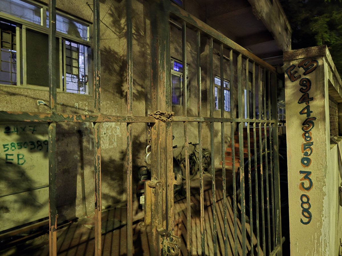 vinoth_vivek's tweet photo. Nungambakkam EB office locked inside and no one is responding @CTR_Nirmalkumar sir. AE Marimuthu is not taking any action for past 3 years after lots of complaints.

Always there is a single phase problem due to overload for past 3 years during night time sir. https://t.co/f342z1gqxn