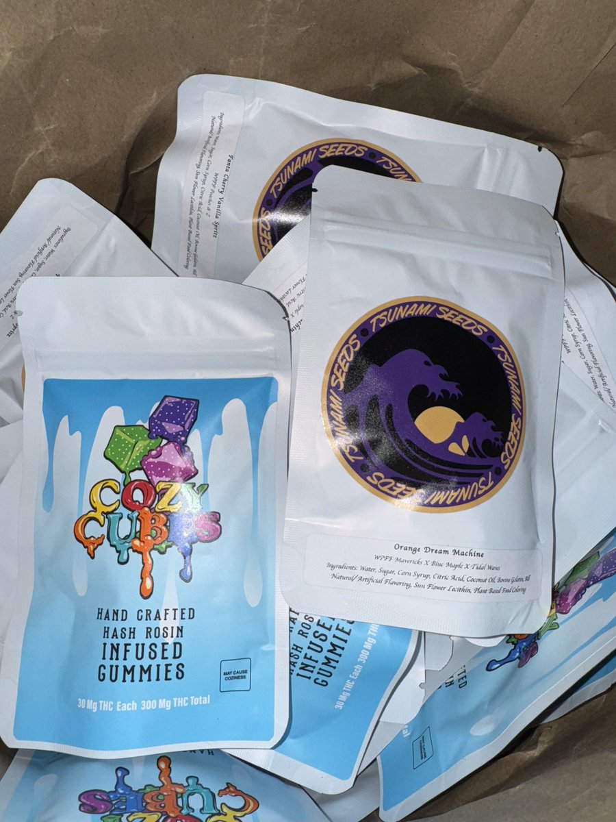 Da_niel847's tweet photo. Still some flavors of cozy’s around

Talk to me nice before i keep giving them out to my coworkers l😜
@tsunamiseeds 
@Cozy__Cubes https://t.co/Z5CgRjjT7U