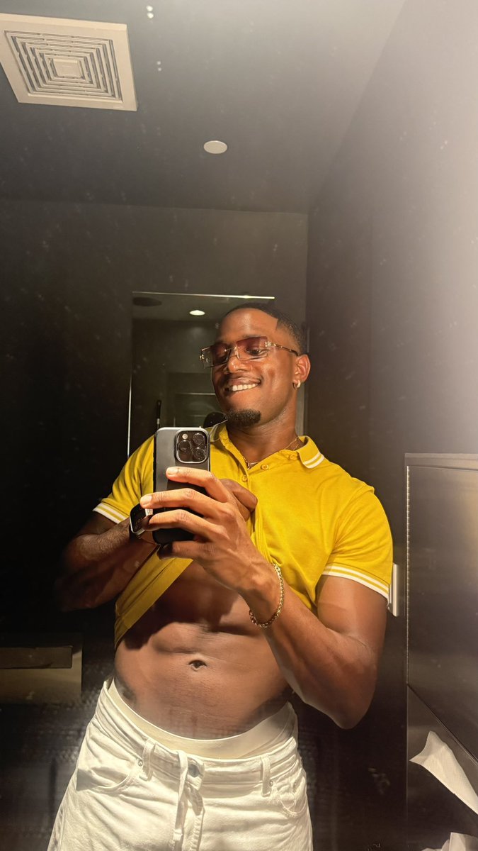 luckyxsham's tweet photo. Looking good in yellow, you? https://t.co/pbn07WQpaV