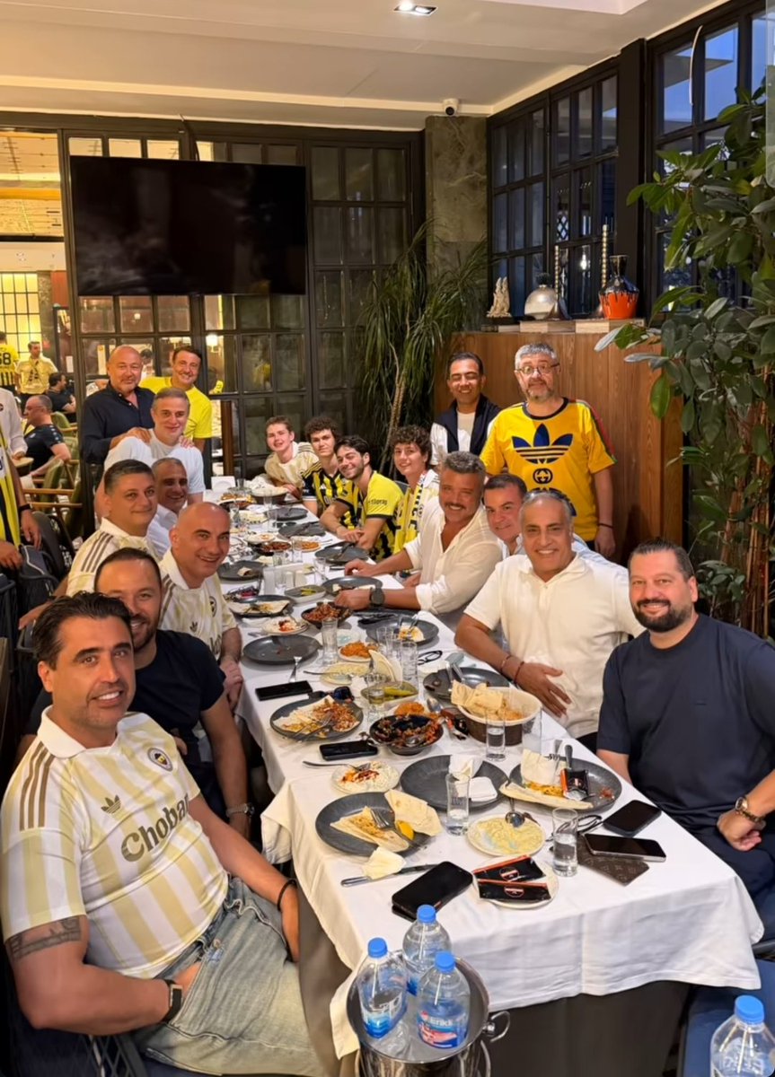 stsasran's tweet photo. #fenerbahçe eski Başkanı #sadettinsaran @Fenerbahce maçı öncesi arkadaşlarıyla #develirestorant ta hep birlikte yemek yedi @sadettinsaran https://t.co/qDtnZokXA7