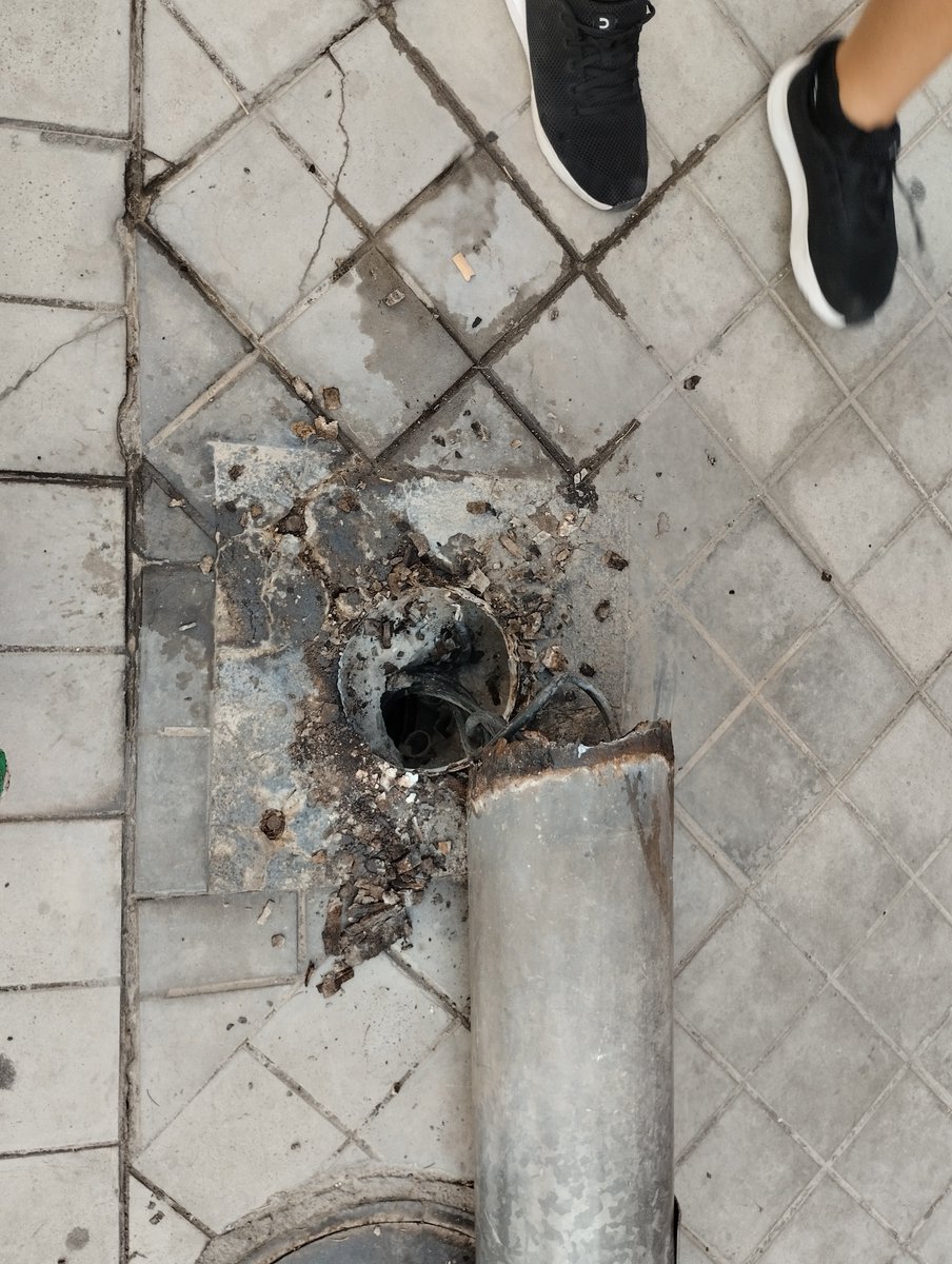 isopes_sonia's tweet photo. Farola tras el terremoto 18-8- 26 en zona Zaidín Vergeles. La importancia de cuidar el mobiliario urbano y poner un poco de agua tras el orín del perro. Si no la tira el terremoto la tira el viento #terremotogranada#terremoto#granada https://t.co/5pRaNrLZDa