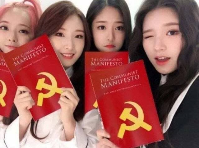 imaginaldisq's tweet photo. decir que bts es comunista cuando nunca se han leído el manifiesto comunista como lo hizo loona #BTSDISBAND https://t.co/Ro2P4lKOVd