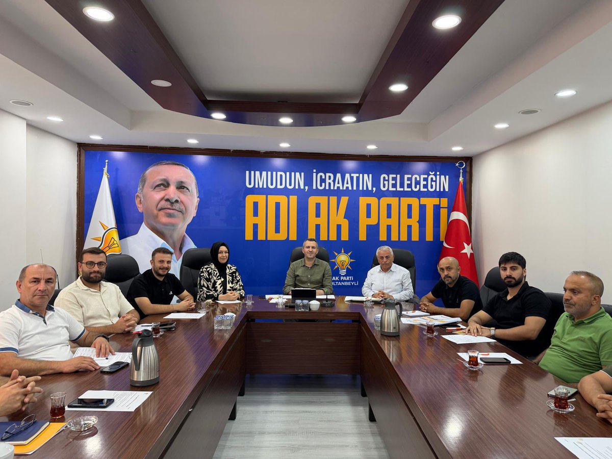 aksultanbeylim's tweet photo. İlçe Başkanımız Sn.Ayhan Üşdi başkanlığında, İlçe Koordinatörümüz Sn.Turgay Akpınar’ın katılımıyla Olağan Yönetim Kurulu toplantımız gerçekleştirildi.

Üye kazanımı, teşkilat ve saha çalışmaları değerlendirildi; gayretleri için Yönetim Kurulu üyelerimize hediyeleri takdim edildi. https://t.co/QJee6w0rSO