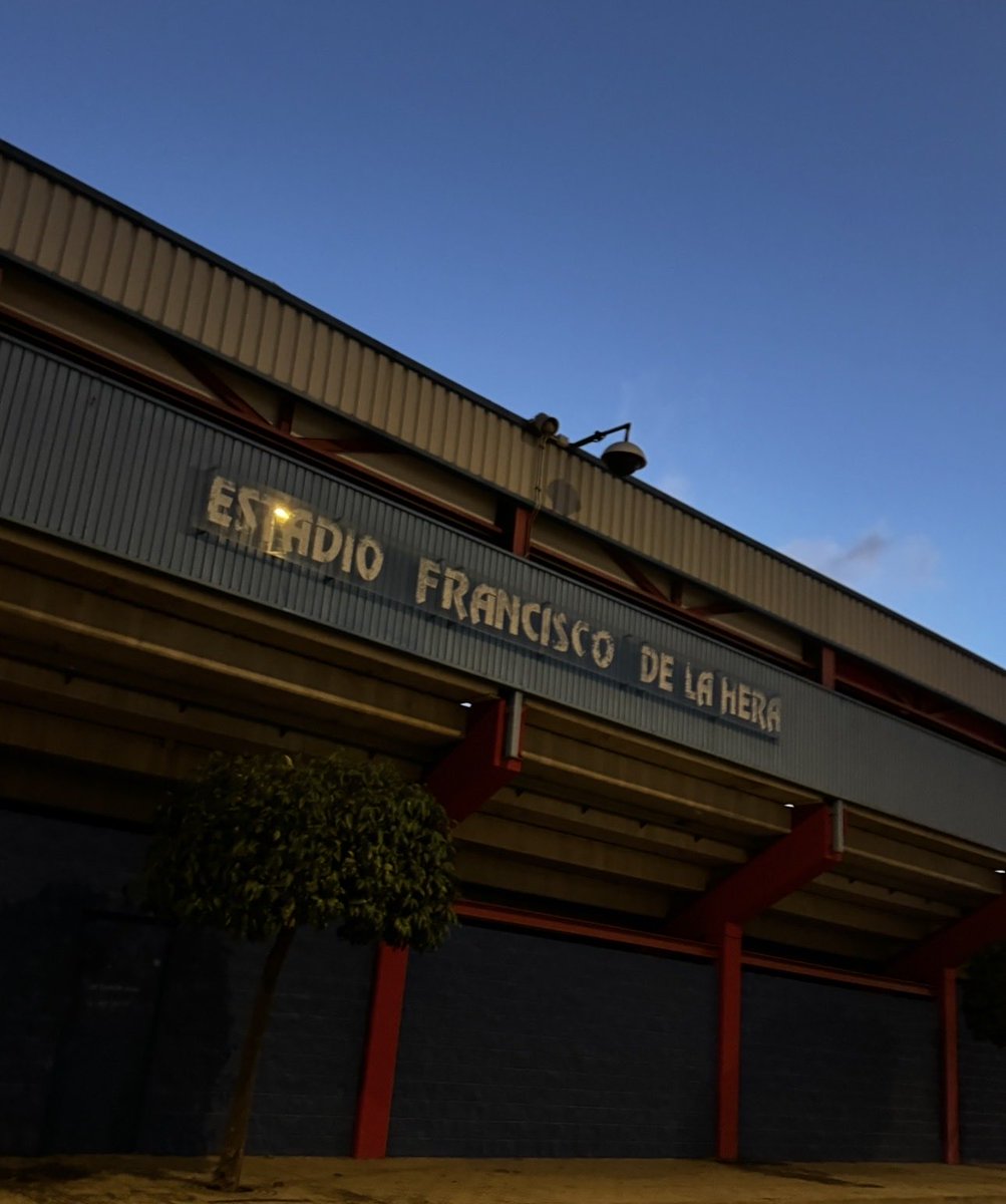 ParadasDeD's tweet photo. @CDExt1924 El mejor estadio de Extremadura sería si hubiera marcador, si las vallas no estuvieran oxidadas, si los baños estuvieran decentes, si no hubiera cagadas de palomas en todos los asientos, etc 
Los murales quedan muy bonitos pero hace falta algo más. El cartel se podía cambiar… https://t.co/ItVSfa7p0c